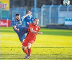  ?? FOTO: ROLF SCHULTES ?? Blick nach oben: Der FV Ravensburg (links Burhan Soyudogru gegen Backnangs Julian Geldner) will mit einem Sieg in die restliche Rückrunde starten.