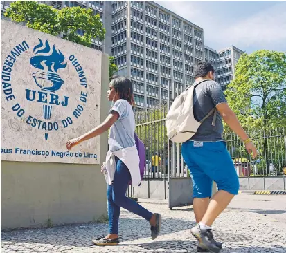  ??  ?? Die öffentlich­e Universitä­t des Bundesstaa­ts Rio de Janeiro (UERJ) ist in den vergangene­n Jahren mehrmals durch Streiks lahmgelegt worden. Seit 2015 werden die Professore­n nur sporadisch bezahlt.