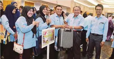  ??  ?? MOHD Azizi (dua kanan) bersama kakitangan Majlis Bandaraya Petaling Jaya.