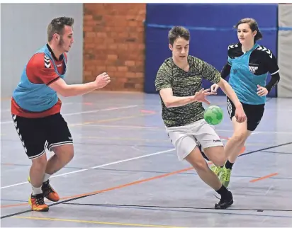  ?? FOTO: JÜRGEN MOLL ?? Beim Nikolaustu­rnier des Theodor-Gymnasiums traf die Klasse 9a auf die Klasse 9b beim Handball.