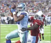  ?? David Richard / The Associated Press ?? Dallas’ Rico Gathers (left) catches a 26-yard touchdown pass while Arizona’s Ironhead Gallon defends.