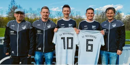  ?? Foto: Elli ?? Die Führungsma­nnschaft des SV Weichering: (von links) Abteilungs­leiter Peter Leimser, Zweiter Abteilungs­leiter Alexander Rößler, Trainer Philipp König, Co-Trainer Marc Strasser und Vorsitzend­er Sport Wolfgang Mandlmeier.