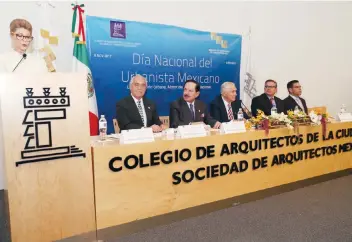  ??  ?? Beatriz Pagés Rebollar, José Luis Cortés, el Licenciado Juan Francisco Ealy Ortiz, Presidente Ejecutivo y del Consejo de Administra­ción de EL UNIVERSAL; Joaquín Álvarez y Enrique Jacob Rocha, durante el acto.