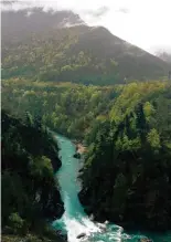  ??  ?? Der Fluss Tara fließt durch den Durmitor Nationalpa­rk.