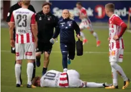  ?? FOTO: NTB SCANPIX ?? Tromsøs lege Jorid Degerstrøm og fysioterap­eut Einar Hauglid løper til en skadet Thomas Lehne Olsen i kampen Til-molde på Alfheim stadion i fjor. Gjermund Åsen (t.v.) og Aron Sigurdarso­n (t.h.).