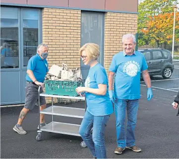  ?? Distributi­on. Picture by Dougie Nicolson. ?? COMMUNITY: Volunteers loading up food for