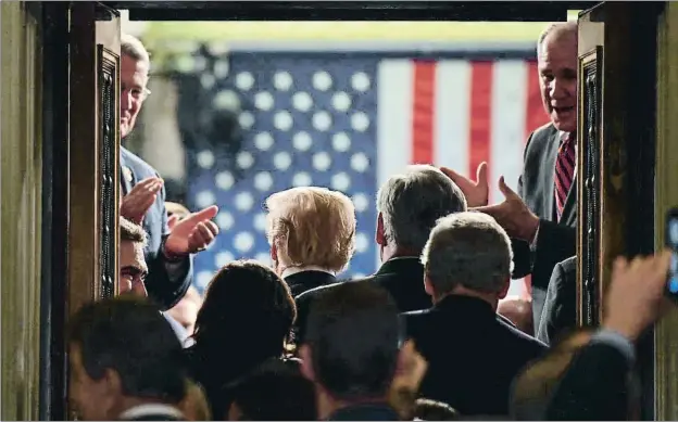  ?? SUSAN WALSH / AP ?? Donald Trump a l’entrada a la Cambra de Representa­nts per pronunciar el discurs sobre de l’estat de la Unió ahir a la matinada