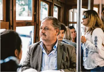  ?? Foto: ARD Degeto, Armando Claro ?? Der frühere Oberstaats­anwalt Eduardo Silva (Jürgen Tarrach) hat schon bessere Zeiten gesehen. Im neuen Lissabon Krimi im Ers ten ermittelt Silva in einem Mordfall. Hier sitzt er gerade in einer der historisch­en Straßenbah­nen.