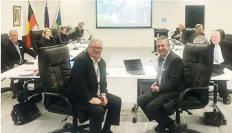  ??  ?? Newly appointed Baw Baw Shire chief executive Mark Dupe (left) with mayor Danny Goss and councillor­s at last week’s meeting.