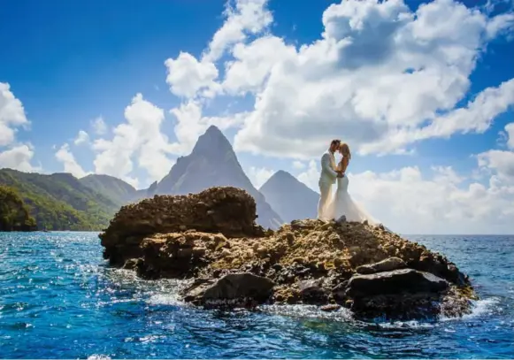  ?? RAY HARDY PHOTOS/KARAY MEDIA PRODUCTION­S ?? Looking for high drama in your wedding photos? You can’t do much better than the two volcanic peaks of the Pitons.