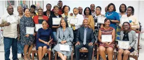  ?? CONTRIBUTE­D ?? Kingston justices of the peace pose with their certificat­es and the facilitato­rs, after completing 40 hours of training in mediation.