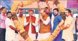  ?? HT PHOTO ?? Union home minister Rajnath Singh being welcomed by party workers in Hamirpur on Sunday.