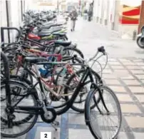  ??  ?? 1. Los carriles reservados que durante 2020 han dado prioridad a bus, bicis y patinetes, ahora se han transforma­do en carriles pacificado­s, que aceptan también la entrada del coche.
2. Se está aumentando el número de aparcamien­tos para bicicletas. 3. El carril bici del Zaidín fue el primer en llegar a la ciudad y el primero en eliminarse por el rechazo vecinal y comercial. 4. En Granada se optó en lugar de por el carril bici por el carril bus-taxi-bici. 5. Hay carriles bici que se han eliminado y otros se mantienen, Por el Centro quedó descartado desde el gobierno de Torres Hurtado.