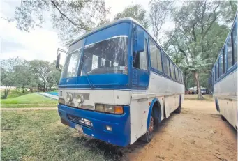  ?? ?? Uno de los buses pertenecie­ntes al Centro de Convencion­es Avivamient­o de José Alberto Insfrán, que fue abandonado en Curuguaty y posteriorm­ente entregado para su uso a la Policía Nacional.