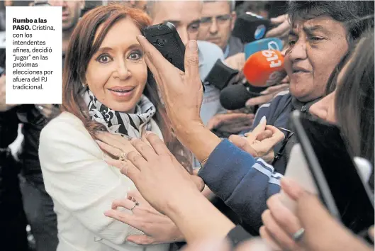  ??  ?? Rumbo a las PASO. Cristina, con los intendente­s afines, decidió “jugar” en las próximas elecciones por afuera del PJ tradiciona­l.