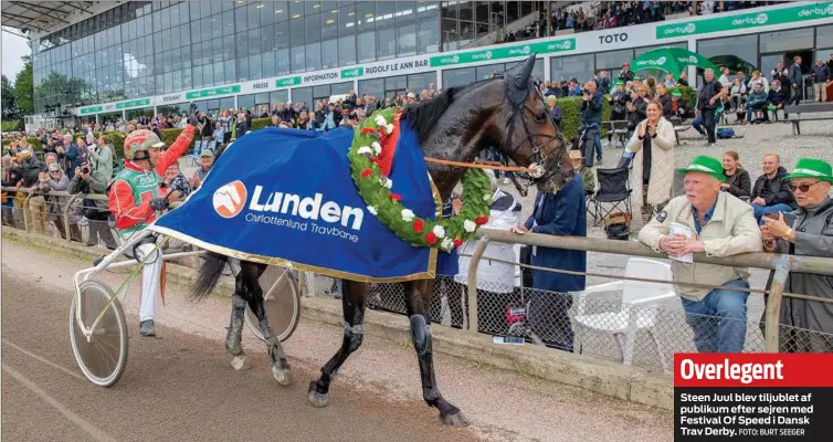  ?? FOTO: BURT SEEGER ?? Overlegent
Steen Juul blev tiljublet af publikum efter sejren med Festival Of Speed i Dansk Trav Derby.