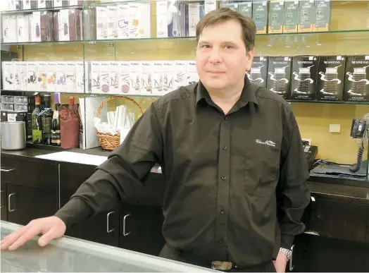  ??  ?? Thierry Porcar a perdu des ventes, mais il se dit chanceux de ne pas s’être trouvé dans le stationnem­ent du centre commercial des Promenades Saint-Bruno au moment de l’écrasement d’un Cesna, le 17 mars dernier.