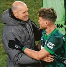  ?? Foto: Imago ?? Trainer Heiko Herrlich (li.) und sein „Ziehsohn“Florian Niederlech­ner sollen bei der Analyse am Sonntag heftig miteinande­r diskutiert haben.