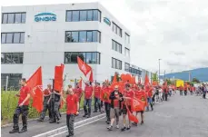  ?? FOTO: CHRISTIAN FLEMMING ?? Nach ihrer Betriebsve­rsammlung ziehen 120 Mitarbeite­r von Engie Lindau und Außenmitar­beiter aus ganz Deutschlan­d auf die Bahlsenbrü­cke vor der Firma zum Warnstreik.