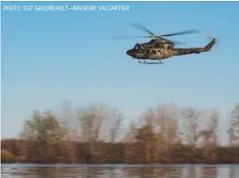  ?? PHOTO: SGT GAUDREAULT— IMAGERIE VALCARTIER ?? Un hélicoptèr­e CH- 146 Griffon de l’Aviation royale canadienne patrouille des secteurs inondés durant Opération LENTUS à Saint- Barthélemy, Québec, le 12 mai 2017.