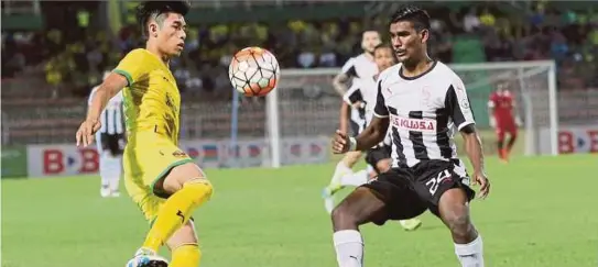  ??  ?? Pemain Kedah, Mohd Syafiq Rahim (kiri) diasak pemain Pahang, R Dinesh pada aksi Liga Super di Stadium Darul Aman.