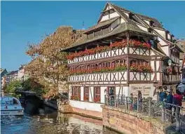  ?? Foto: Philippe de Rexel/OTSR/dpa-tmn ?? Die Maison des Tanneurs, das alte Gerberhaus, ist eine der beliebtest­en Sehenswürd­igkeiten Straßburgs.