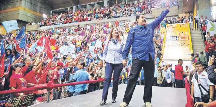  ??  ?? Nicolás Maduro junto a su esposa Cilia Flores, durante un acto electoral realizado el 7 de febrero en Caracas.