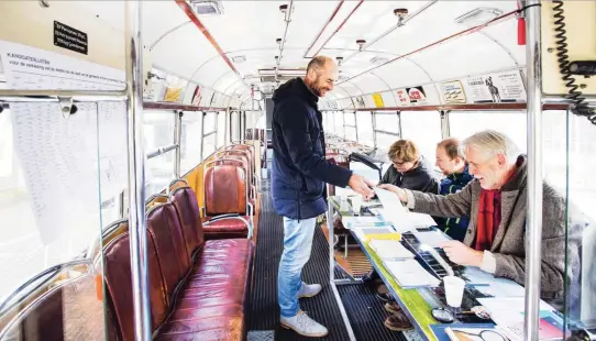  ??  ?? Inwoners van Arnhem kunnen hun stem vandaag uitbrengen in een trolleybus uit 1949.