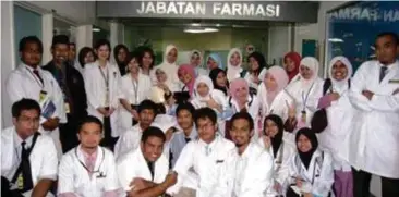  ??  ?? Shahrizal Sulaiman (front row, third from right) and his final-year clinical attachment cohorts.