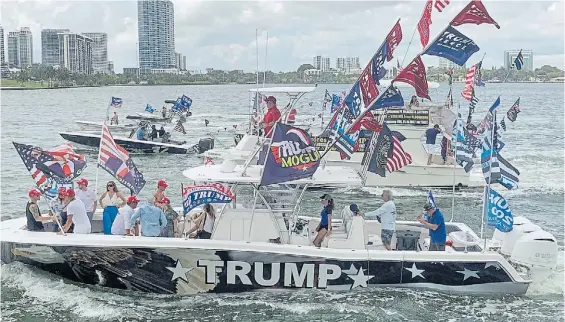  ?? AP ?? Campaña. La experienci­a sumó 400 barcos de los partidario­s del presidente que redobla su campaña para intentar garantizar el voto de Florida.