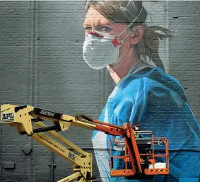  ??  ?? A Manchester
Un murale dedicato agli infermieri impegnati nella lotta al Covid-19 (Afp)