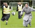  ?? Foto: dpa ?? Seminarist­en am Ball. Zukünftig spielen im Vatikan auch Frauen.