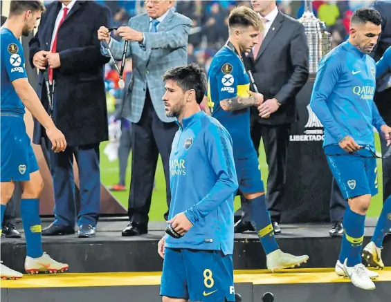  ?? MARCELO CARROLL ?? El final. El duelo del Bernabéu es historia y arranca la premiación. Los rostros de Pérez, Magallán, Buffarini y Tevez lo dicen todo.