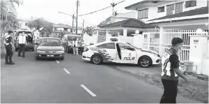  ??  ?? CUBA KEPUNG: Anggota polis dan unit ronda JKP cuba menangkap kedua-dua suspek, namun mereka berjaya melarikan diri selepas menyedari kehadiran pihak berkuasa.