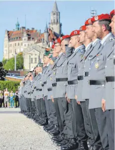  ?? ARCHIVFOTO: THOMAS WARNACK ?? 2014 verabschie­det sich die Bundeswehr mit einem Appell aus Sigmaringe­n, ein Jahr später verlässt der letzte Soldat die Graf-Stauffenbe­rgKaserne. Nun soll Berlin eine Rückkehr prüfen.