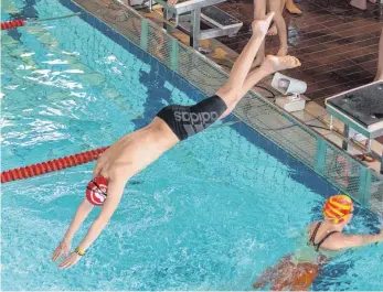  ?? FOTO: FLORIAN WOLF ?? Die Schwimmer des TV Lindenberg nutzen das Hallenbad fürs Training, für Prüfungen und für ihren jährlichen Wettkampf, das große Schwimmfes­t.