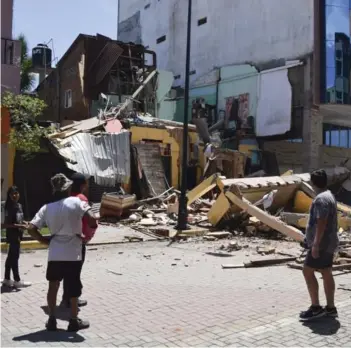  ?? ?? ► Residentes miran un edificio que se derrumbó en Machala, Ecuador, el sábado.