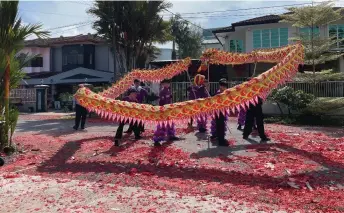  ?? ?? File photo shows the dragon dance performanc­e staged in front of a house in Sibu during the Chinese New Year celebratio­n.