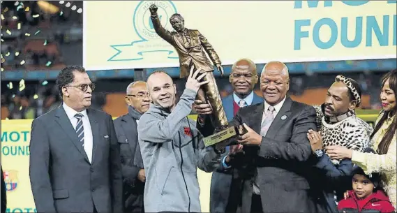  ?? FOTOS: GETTY/FCB ?? Iniesta levantó un trofeo gigante con la figura de Nelson Mandela. El capitán, el goleador Luis Suárez y Digne jugaron los primeros 45 minutos