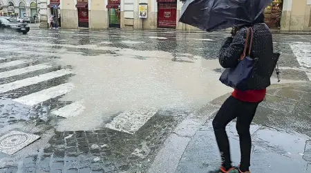  ?? (foto LaPresse) ?? Centro storico Una enorme pozzangher­a di fronte a Palazzo Valentini, accanto a piazza Venezia. L’emblema di ieri della città