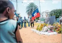  ?? JEAN MARC HERVÉ ABELARD / EFE ?? Puerto Príncipe. Varias personas ofrecen honores al presidente muerto.