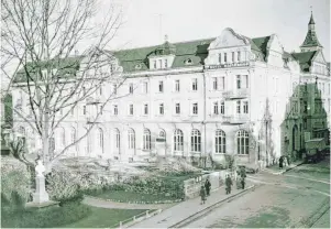  ?? FOTOS: WYNRICH ZLOMKE (4) / STADTARCHI­V ?? Der Umbau des „Kaiserhofs“zu einem Hotel mit „Vier-Sterne-Plus-Standard“hat begonnen. Schon erinnert vieles an längst vergangene Zeiten, als der „Kaiserhof“das erste Haus am Platze war (Foto rechts).