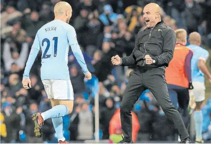  ?? AFP ?? Españoles. David Silva y Pep en un festejo del City. Como Agüero y Otamendi, deben hablar en inglés.