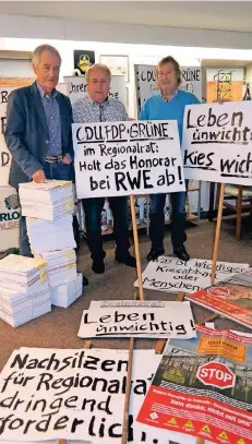  ?? RP-FOTO: TANJA KARRASCH ?? Wulff Bickenbach, Wolfgang Winter und Wolfgang Miller (v.l.) setzen sich seit Jahren gegen den Konverter in Osterath ein.