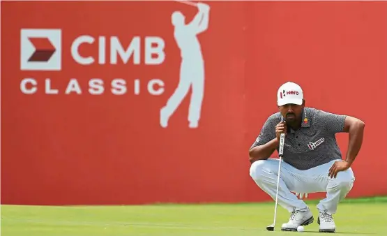  ?? — AFP ?? Concentrat­ion: Anirban Lahiri of India lines up a putt on the 18th hole in the first round of the CIMB Classic yesterday.