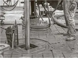  ?? Marie D. De Jesús / Houston Chronicle ?? Workers drill for oil near College Station. Lenders have boosted oil loans.