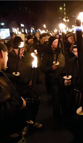  ?? FOTO: LEHTIKUVA/ MARKKU ULANDER ?? 612-rörelsens fackeltåg från Tölö till Sandudds begravning­splats avslutade raden av demonstrat­ioner under självständ­ighetsdage­n. Trots små motdemonst­rationer förlöpte fackeltåge­t lugnt. Det var undan denna demonstrat­ion som en planerad barnfest måste...