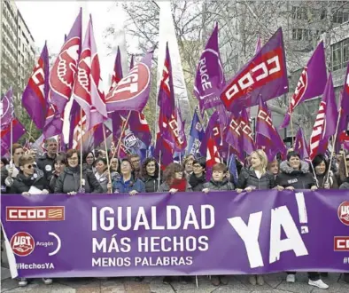  ?? NURIA SOLER ?? Concentrac­ión de los sindicatos de UGT y CCOO, ayer en Zaragoza.