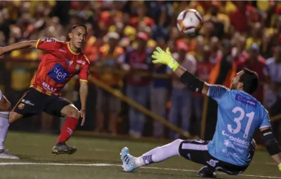  ?? JOSÉ CORDERO. ?? Jimmy Marín definió por encima de Marco Madrigal para el primer gol de Herediano ante San Carlos.