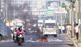  ?? PHOTO: KAMLESH PEDNEKAR ?? Dalit groups protest in Mumbai against the violence in Pune’s Bhima-Koregaon area, on Tuesday